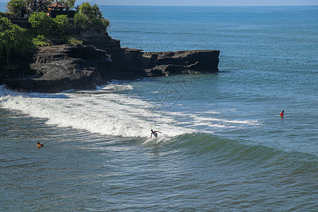 冲浪者在波浪中 抓住波浪 在管道中冲浪 在巴厘岛的海洋中冲浪 一个醇厚的男人 一个纵身跳入大海 从水中取出 从水中拍摄蓝色运动冲图片