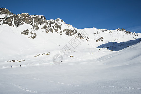 高山山脉下雪覆盖山谷的风景全景天空环境顶峰季节天气荒野山脉远景蓝色旅行图片