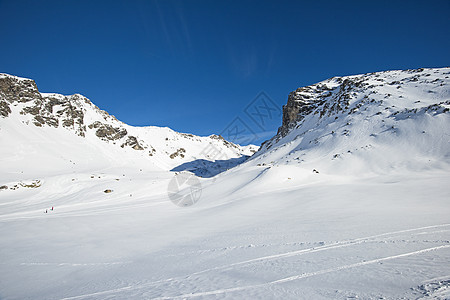 高山山脉下雪覆盖山谷的风景全景旅行山腰山脉山峰爬坡道季节环境天气顶峰高山图片