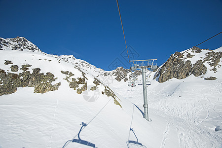 乘坐滑雪椅升降机 在高山上登山山脉电缆运动旅行山坡缆车天线活动天空天气图片