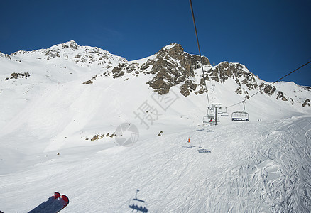 乘坐滑雪椅升降机 在高山上登山天线季节全景爬坡道山坡远景天气山腰活动胜地图片