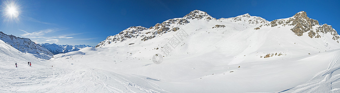 高山山脉下雪覆盖山谷的风景全景顶峰山脉高山远景山峰天空环境荒野天气旅行图片