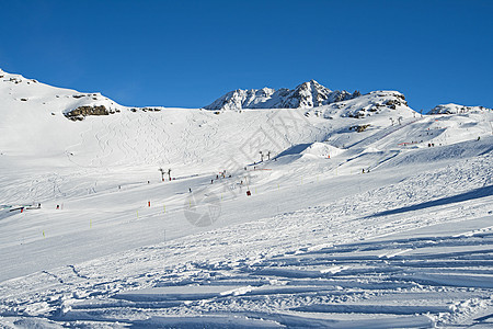 高山山脉下雪覆盖山谷的风景全景山腰天气旅行高山顶峰环境蓝色爬坡道荒野季节图片