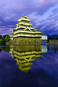 松本城堡(城市城堡)的夜景图片