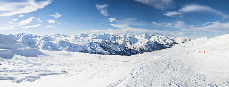 高山山脉下雪覆盖山谷的风景全景蓝色山脉旅行环境山腰远景山峰顶峰高山天空图片