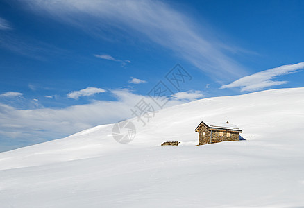 横跨高山高山雪覆盖坡面的全景风图片