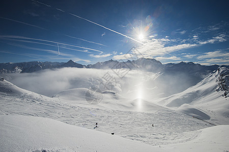 高山山脉下雪覆盖山谷的风景全景山峰天空爬坡道阳光天气旅行顶峰高山蓝色季节图片