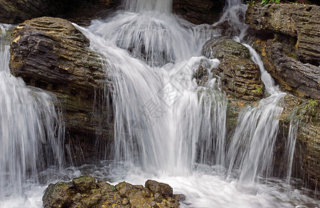 小型瀑水瀑布乡村公园运动流动石头环境森林溪流岩石图片
