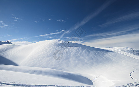 高山高山雪覆盖坡面的全景图片