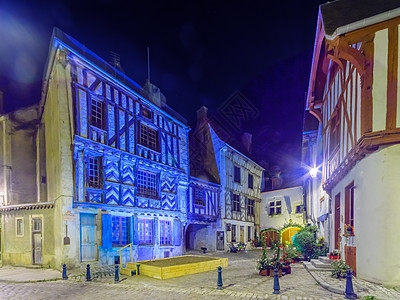 在中世纪的Noyers村 有半平板房屋的广场景观胶带村庄城市历史街道旅游古董建筑物正方形图片
