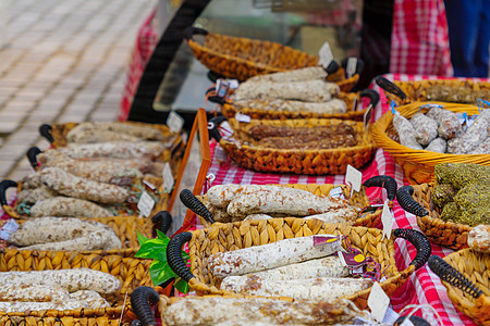 在法国市场销售的香肠旅行展示食物摊位美食村庄公社营养旅游牛肉图片