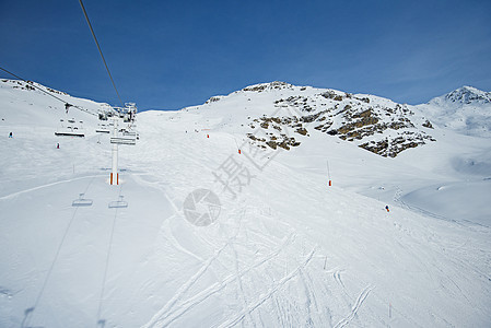 乘坐滑雪椅升降机 在高山上登山运动座位山腰山脉天线爬坡道电缆远景缆车旅行图片