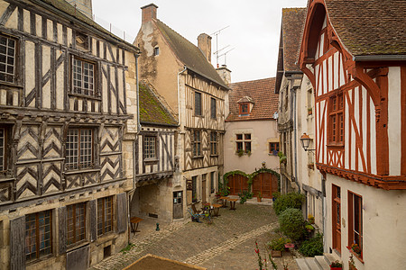 在中世纪的Noyers村 有半平板房屋的广场街道古董场景旅游旅行建筑胶带正方形地标历史图片