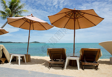 主席和伞式天堂假期天空海洋场景躺椅阳伞海岸线蓝色旅行图片