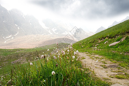 山山谷风景假期旅游远足蓝色天空全景闲暇顶峰高山图片