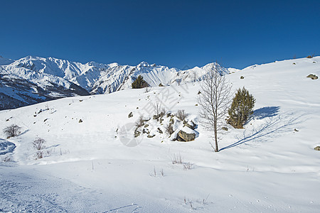 横跨高山山脉的积雪全景天气旅行环境荒野蓝色季节山脉风景远景山腰图片