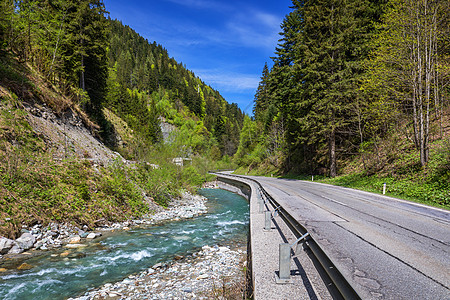 奥地利横穿森林 奥地利河谷的阿法特公路天空运输观光顶峰高山沥青阳光曲线晴天山脉图片