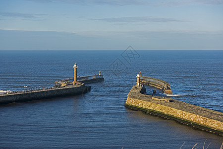 携带隔离墙的海港入口空中观察导航海防海岸线庇护所环境沿海海洋英语全景蓝色图片
