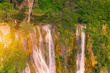 克罗地亚Krka国家公园Manojlovac瀑布湖泊景观地标溪流瀑布植被池塘峡谷旅游远足图片