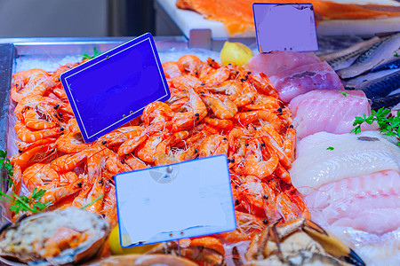 麻辣海鲜在法国市场上出售海产食品背景