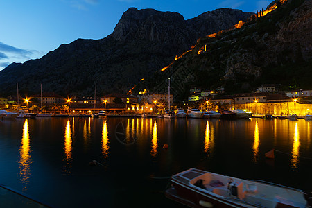 Kotor 的夜景旅行遗产港口巡航建筑学旅游海岸城市石头地标图片