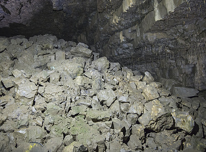 地下洞穴内有石化物石灰石表面石头白色地质学勘探岩石天花板冒险结晶图片