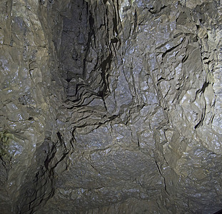 地下洞穴内有石化物石灰石冒险山谷勘探结晶地质学岩石矿物质疤痕白色图片