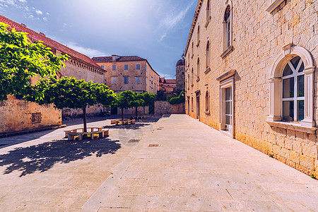 克罗地亚历史城镇Trogir的狭小街口街道地标城市建筑斑点石墙晴天路面旅行房子背景图片