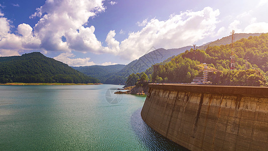 维德拉鲁大坝和湖在阳光下发光的夏日风景国家全景水电高山吸引力植物山路力量建造技术图片