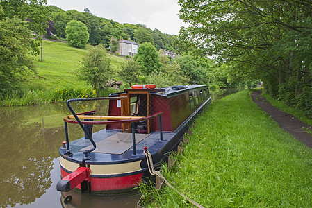 在乡村环境中停靠在英国运河上的窄船窗户风景全景纤道旅行假期农村英语人行道爬坡图片