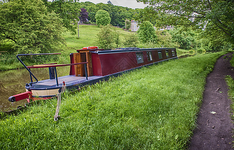 在乡村环境中停靠在英国运河上的窄船风景人行道衬套旅行自行车天空假期全景英语农村图片