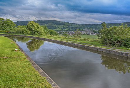 英国运河在农村环境中的视角乡村角落全景英语多云天空场景水路风景绿色图片