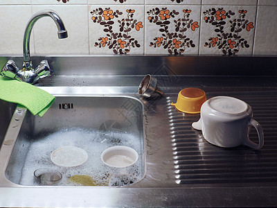 在厨房水槽中用洗涤剂泡沫洗碗陶器美食咖啡茶壶餐厅滤器食物营养杯子玻璃图片