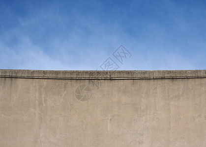 混凝土墙壁和蓝天空背景图片
