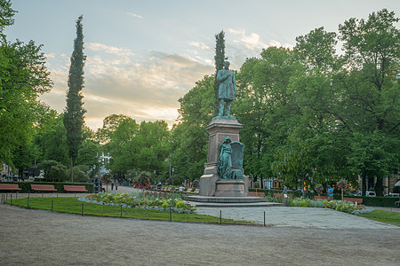 赫尔辛基埃斯普拉纳德公园和鲁内贝格雕像图片