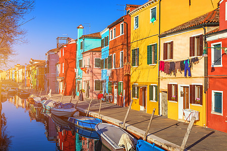 在威尼斯的布拉诺岛 典型房屋里挂着洗衣房旅行住宅建筑建筑学绳索结构洗衣店窗户衣服旅游图片