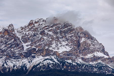 阿尔卑斯山地貌与蒙特安泰罗峰 在多洛米特 意大利山峰首脑蓝色山顶风景石头高山悬崖岩石顶峰图片