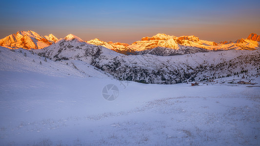 美丽的冬季风景 帕索焦和著名的拉古塞拉 努全景旅游日落降雪山峰旅行冰川地标高山天空图片