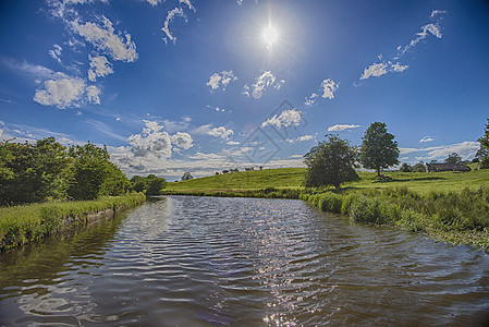 英国运河在农村环境中的视角英语弯曲旅行天空场地反射太阳风景曲线蓝色图片