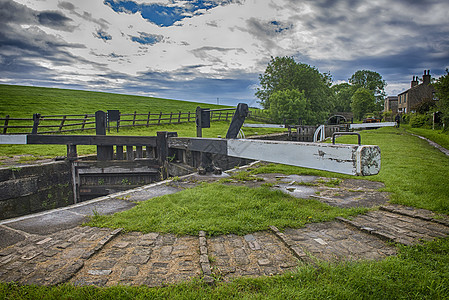 英国运河在农村环境中的锁景象全景遗产人行道草地假期反射历史性旅行衬套场地图片