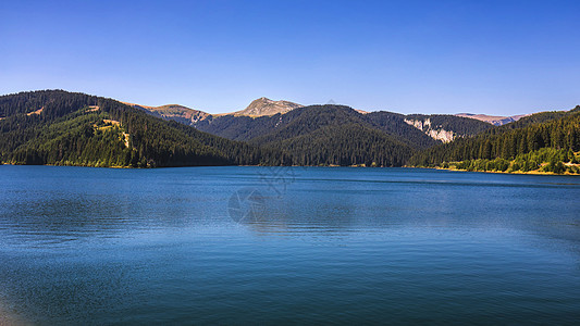 观测到Bolbosoci湖与喀尔巴阡山脉的堤坝高山荒野顶峰远足森林旅行风景全景反射假期图片