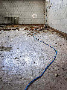 旧废弃医院被毁的病房里长长的蓝色电缆图片