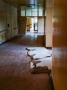 旧废弃医院走廊的旧框架门被毁坏并移出图片