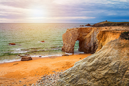 壮观的自然悬崖和石形拱门 a岩石天空石头海岸线海滩旅游旅行海洋爬坡海浪图片