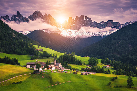 和Dolomites范围 Funes Sout风景森林旅游山峰旅行公园村庄地标高山教会图片