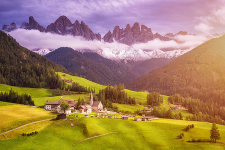 和Dolomites范围 Funes Sout旅游森林草地高山公园村庄地标风景中音山峰图片