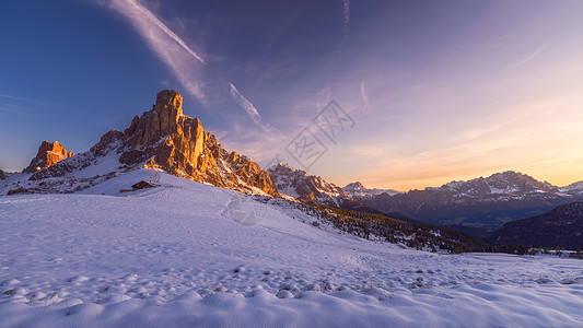 意大利北部多洛米特的冬季高山旅行荒野冰川季节降雪滑雪山峰高地天空图片