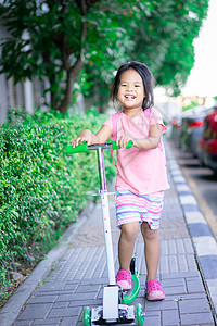 可爱的亚洲小女孩 在公园里学骑摩托车闲暇木板喜悦女孩儿童学习运动乐趣童年滚筒图片