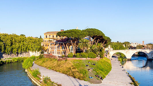 蒂贝尔河上的蒂贝里纳岛 意大利罗马蓝色建筑学游客天空阳光码头农村旅游建筑全景图片
