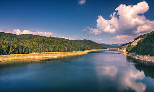 罗马尼亚喀尔巴阡山脉 特兰萨尔皮纳的Oasa湖景观石头山脉草地森林风景全景绿洲旅行高山旅游图片